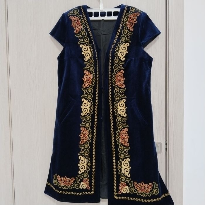 Қазақша көйлек тақиясымен. Женский