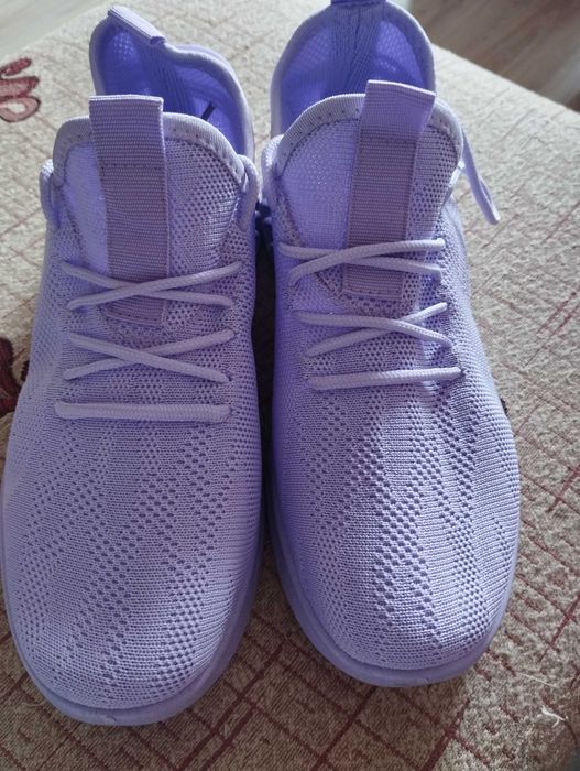 Продавам дамски маратонки