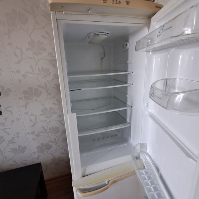 Холодильник Samsung