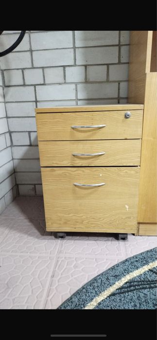 Тумба с тремя выдвидными полками.