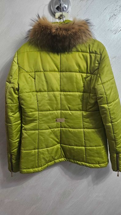 Продавам дамско шушляково яке с естествен косъм на яката на DANINI