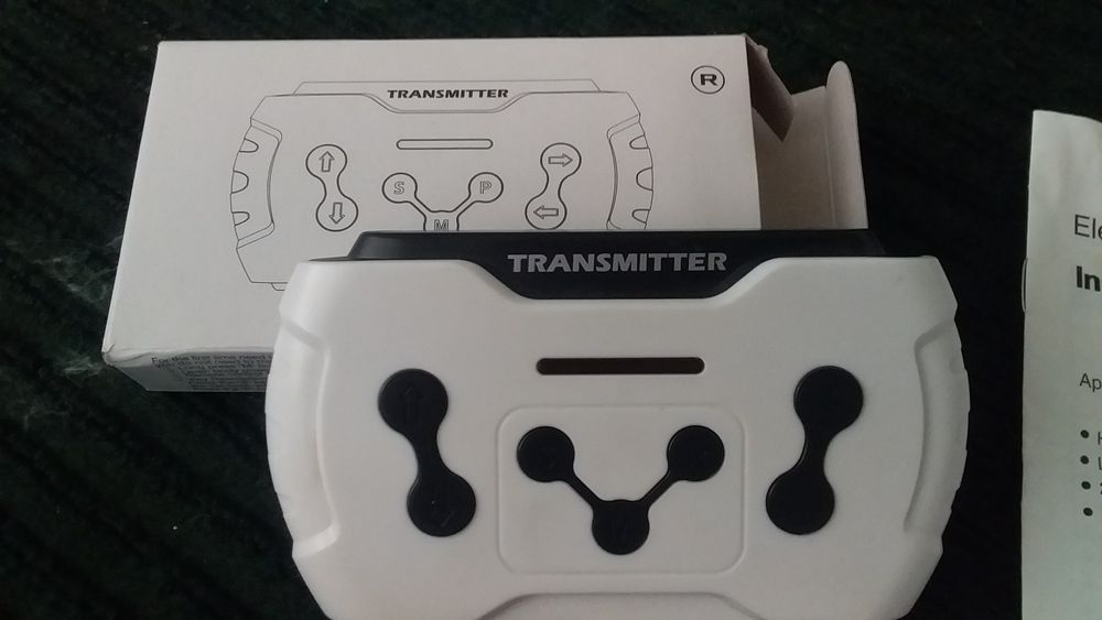 Bolalar uchun tort gildirakli elekt mashina.