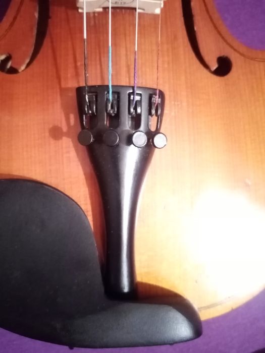 Российская скрипка 3/4. Вся комплектация поставлена новая. Звук яркий.