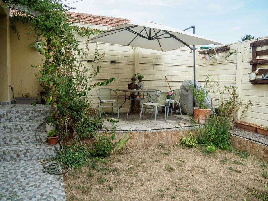 Apartament la casa central, 3 camere si curte privata