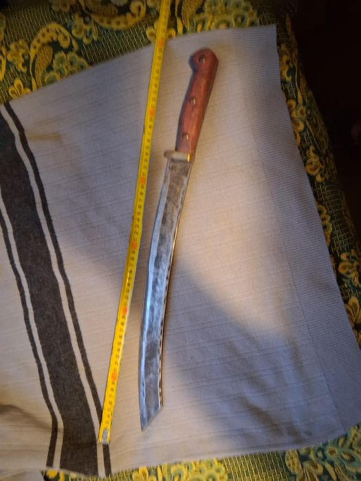 Продавам наж голям