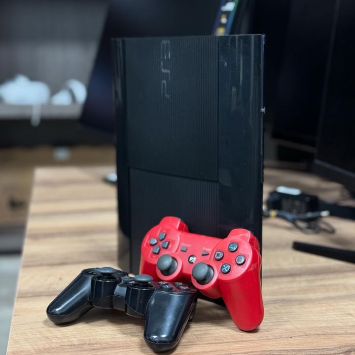Прошитая PlayStation 3 Super Slim + 2 геймпада