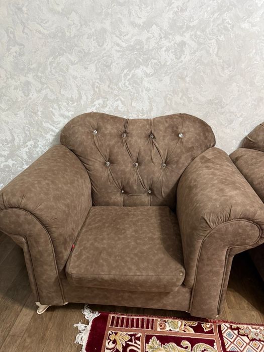 Срочно Диван комлект с двумя кресломи