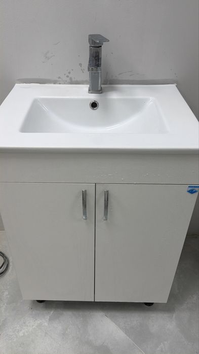 Продам раковину с тумбой и смесителем