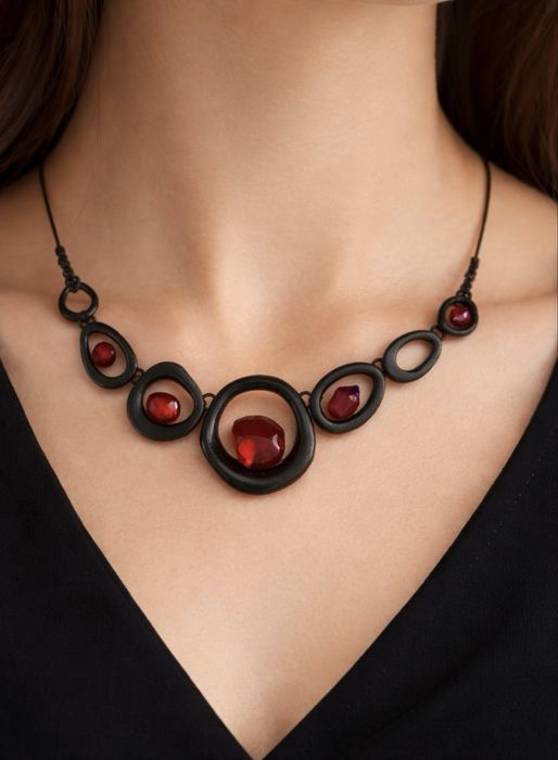 Colier statement, negru, cu pietre rosii