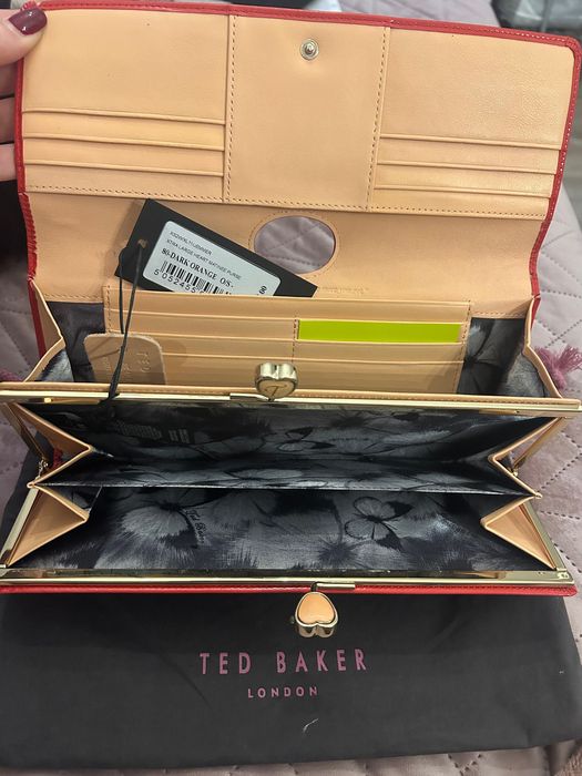 Червен Ted Baker