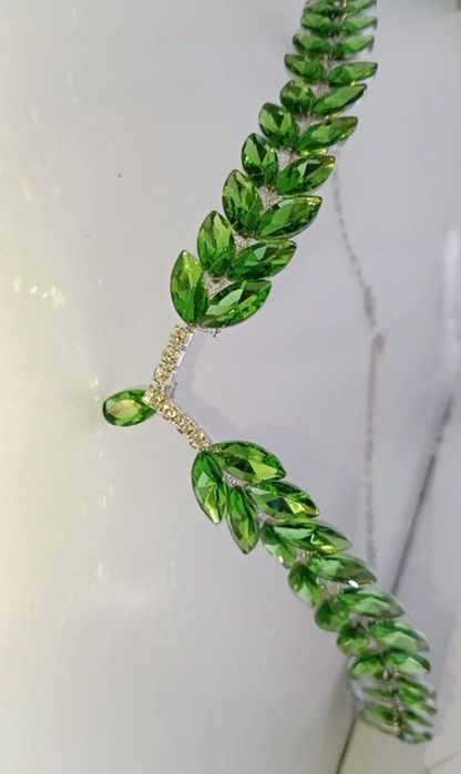 Yashil toshlar bilan ishlangan gózal Diadema