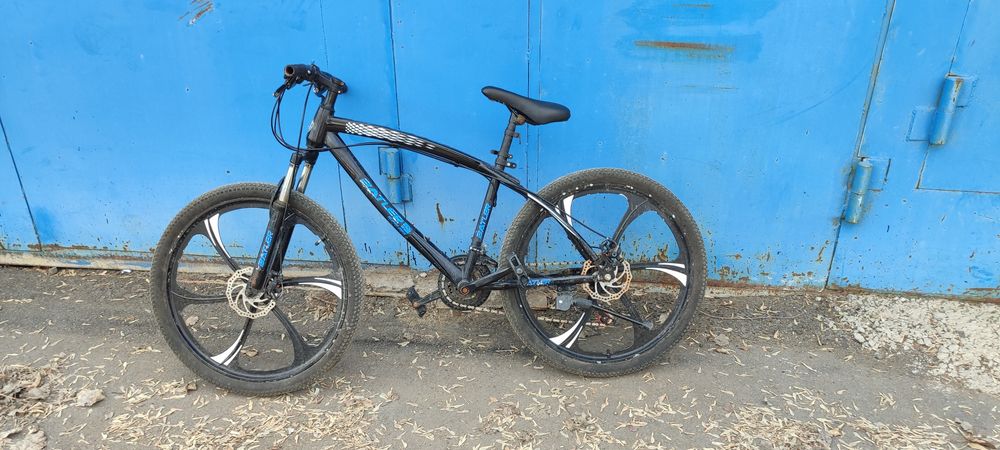 велик  синий черный