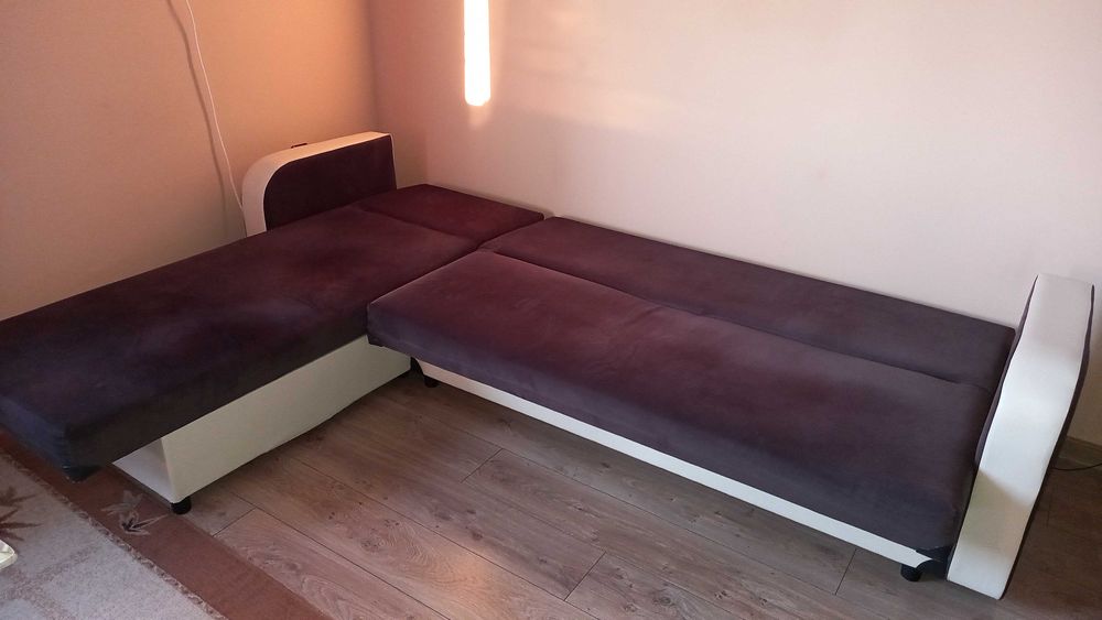 Продавам ъглов клик-клак диван кафяв с бежова кожа и две ракли.