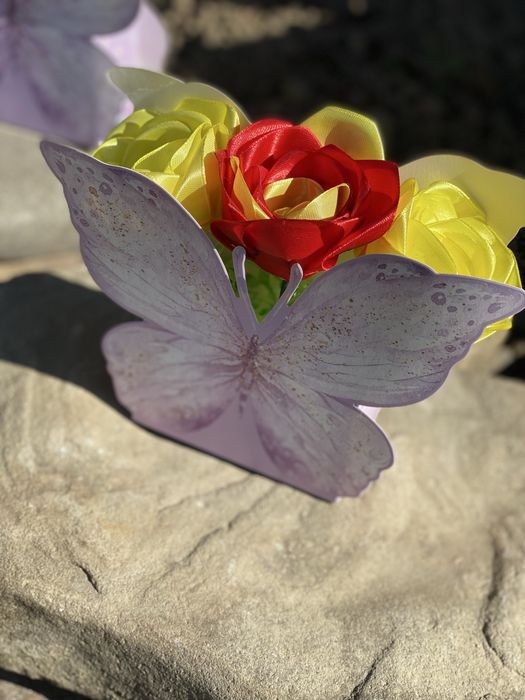 Vând ornamente florale din satin