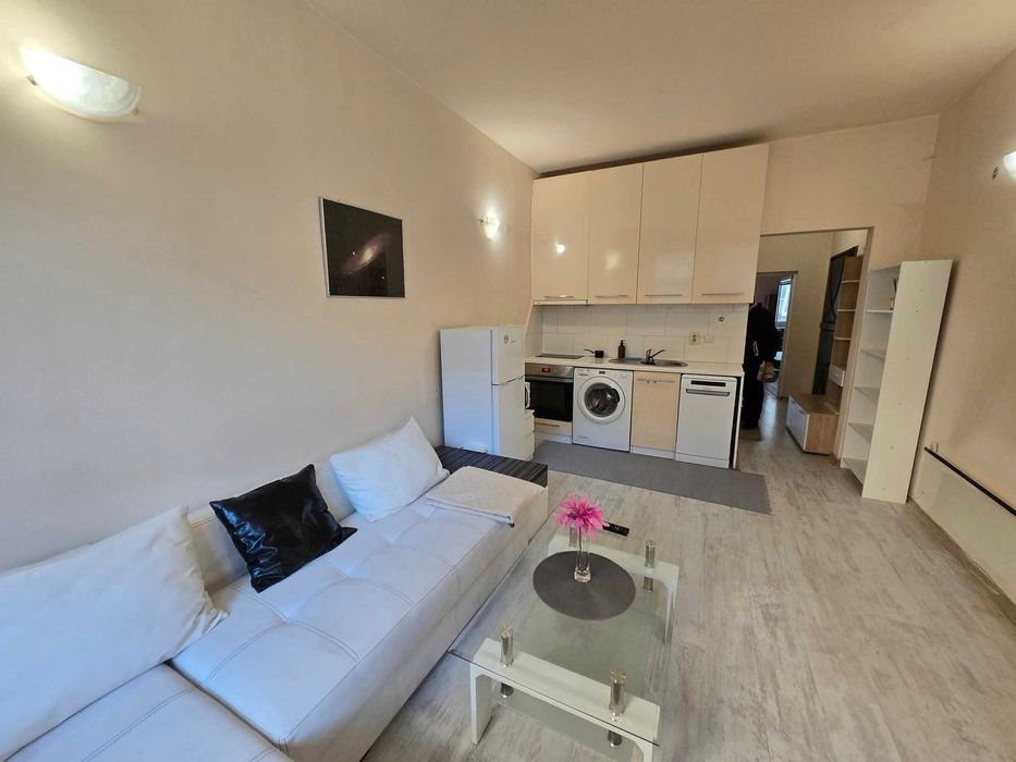 Дава се под наем Двустаен апартамент в София, Център - 55 кв.м за 612 € - Снимка #1