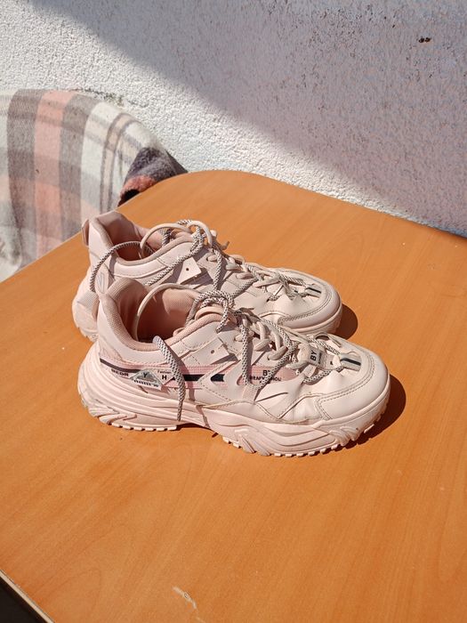 Vând pantofi sport, purtați dat in stare buna, mărimea 39, produs de c