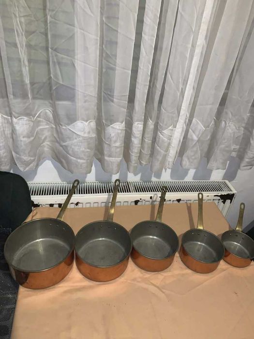 Set de cinci vase din cupru cu maner din bronz