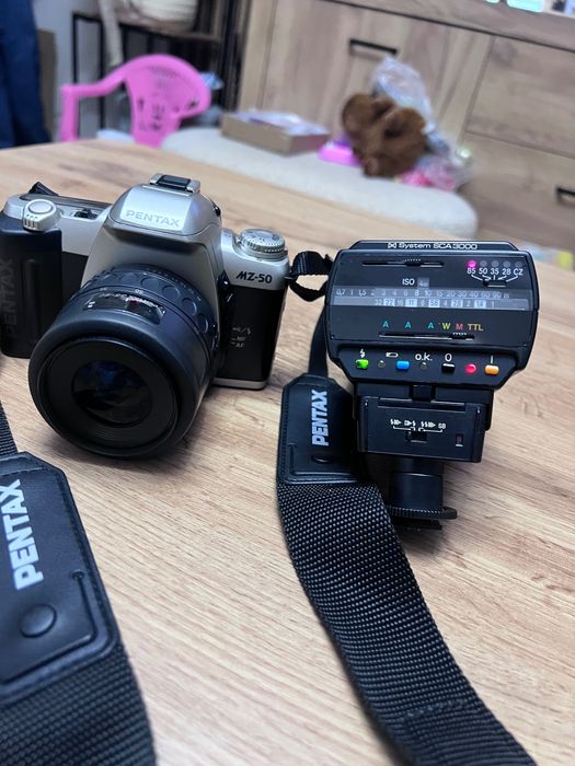 Фотоапарат Pentax MZ-50 в комплект с външна светкавица Metz mecablitz