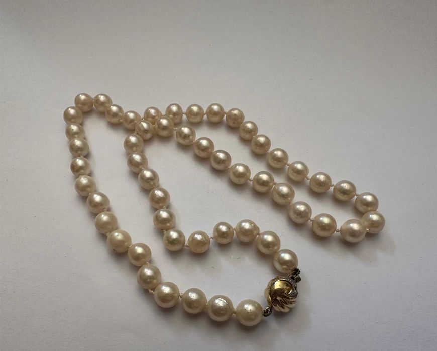 Colier din perle, cu închizătoare din aur decorată cu două diamante