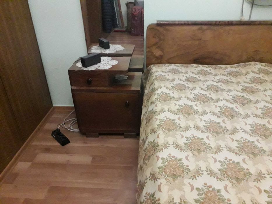 спалня с нощни шкафчета