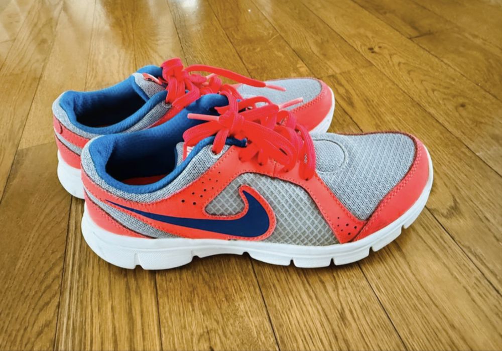 Adidasi  superbi Nike