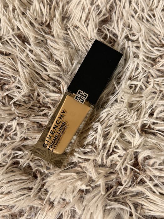 фон дьо тен Givenchy Prisme Libre Skin-Caring Glow Foundation в цвят 4.5 N