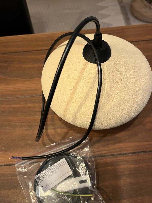 Lampa suspendata, lustra, lampa tavan.