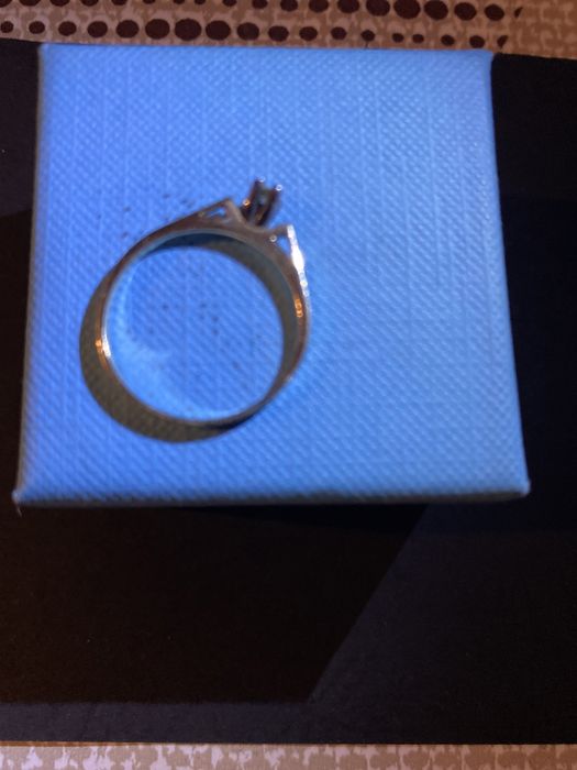 Нов златен пръстен с естествен диамант