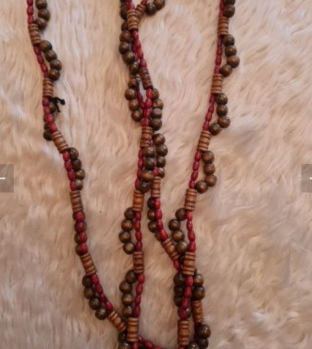 Колиета, дърв. гердани и гривни, шноли за коса