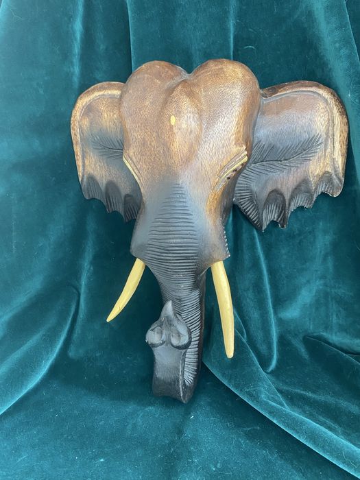 Скулптури каменни кучета, глава на слон, коне, котка Бастет, фигури