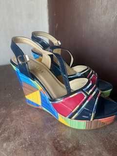 сандали с различни цветове