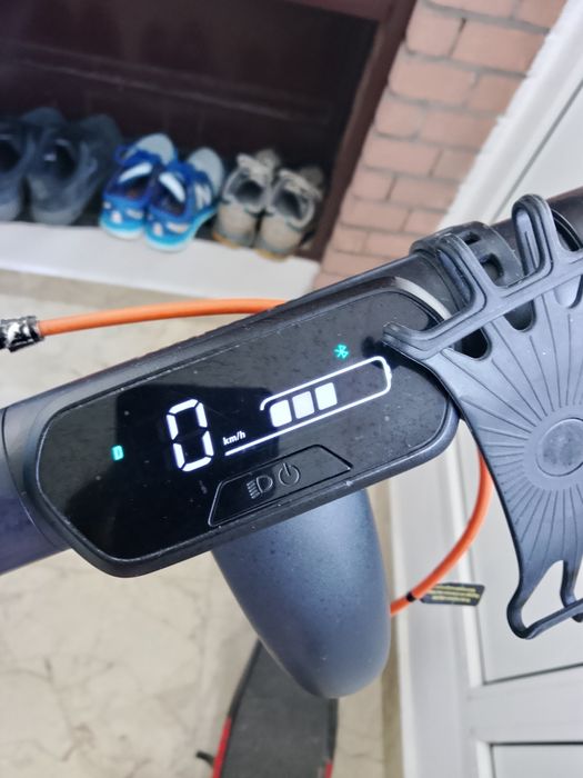 Trotineta electrica, funcționează bine , nu are  nici o problema.