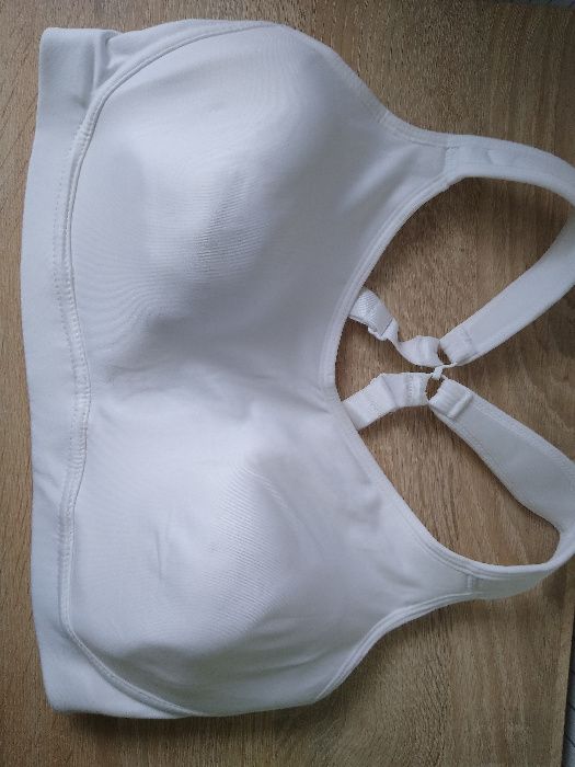 Crone/Nike спортни сутиени и бюстие