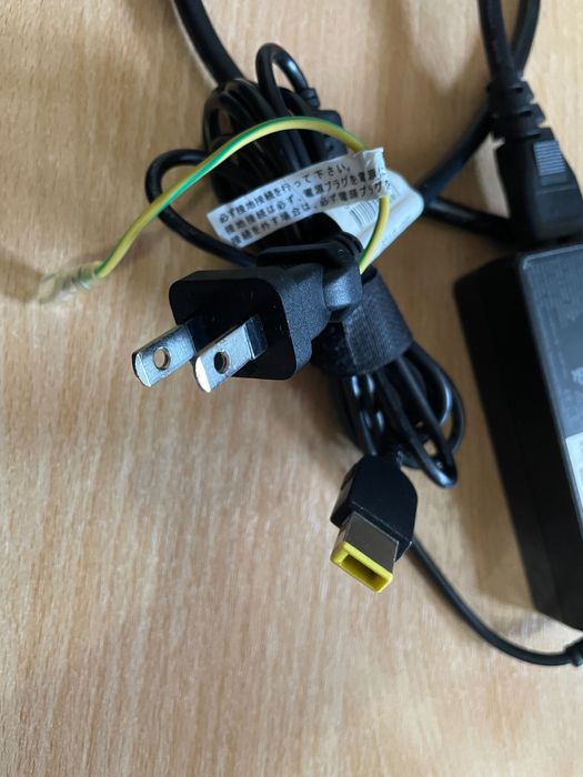 Зарядное устройство от Леново ноутбуков и мини настольных компьютеров.