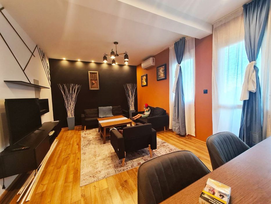 Предлагам цяла самостоятелна сграда с 11 апартамента