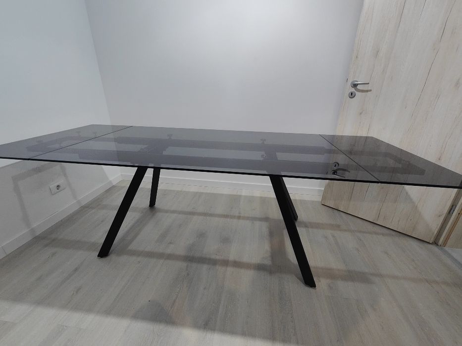 Masa extensibila sticla securizata fumurie + cadru metalic negru (240 cm)