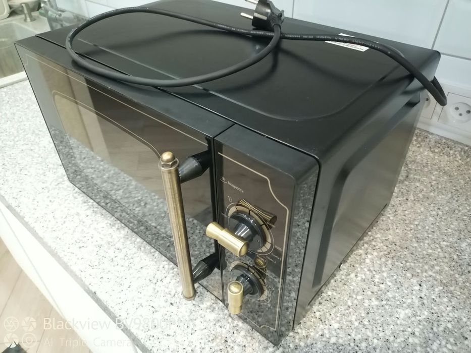 Микроволновка Midea.