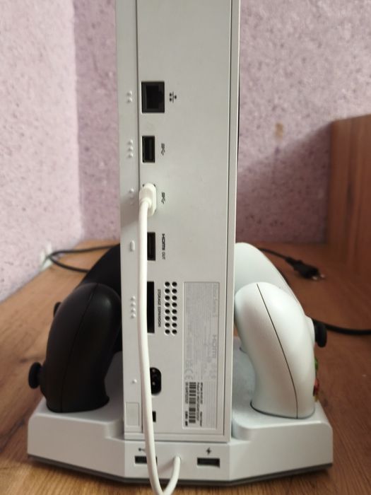 Продам консоль Xbox Series S 2 джостика