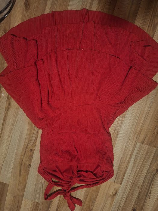 Червена рокля с гол гръб