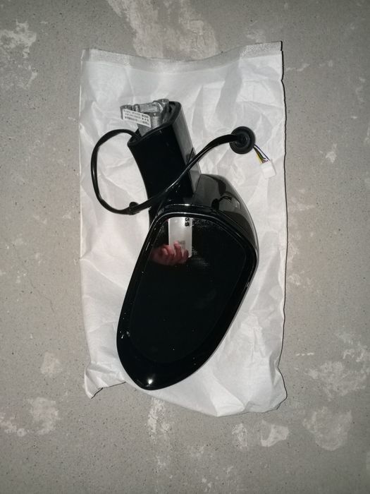 Orqa o'ng fara Hongqi E-QM5. Orqa chap fara ham bizda mavjud.