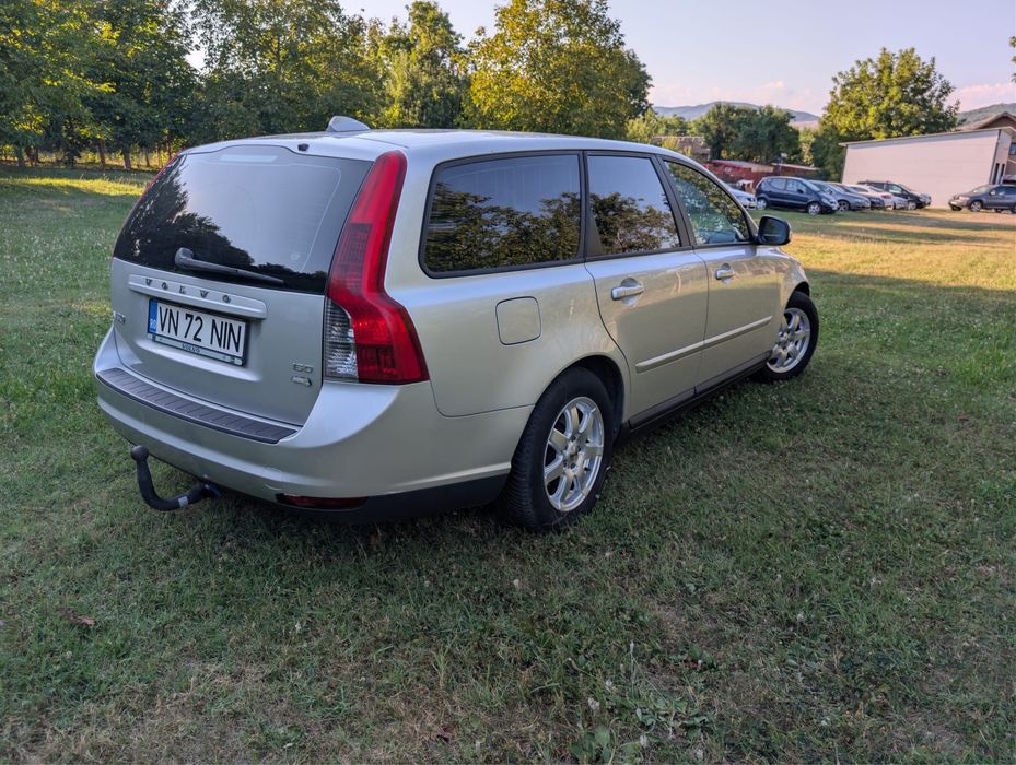 Vând volvo v50 .