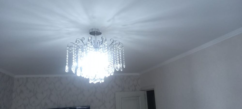 Срочно продам люстру в зал