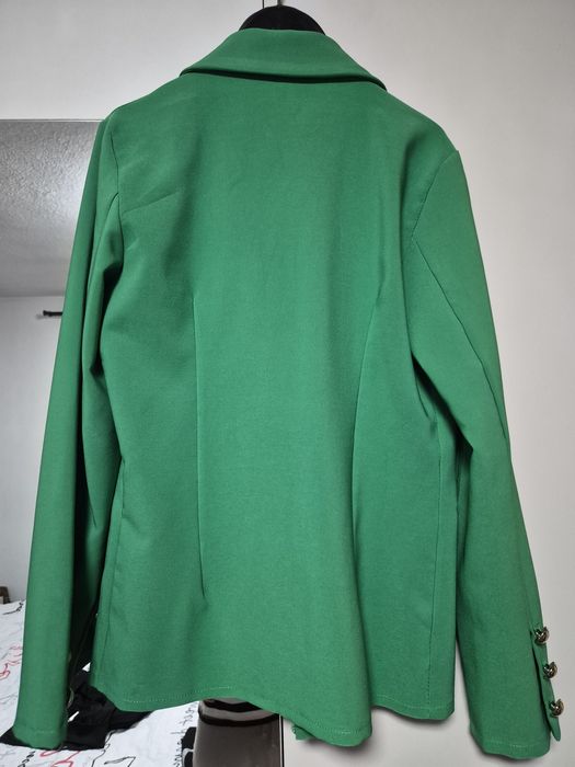 Дамско зелено сако!