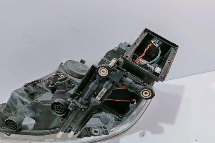 Far dreapta xenon Valeo Cu putin defect 3D1941016J Volkswagen VW Phae