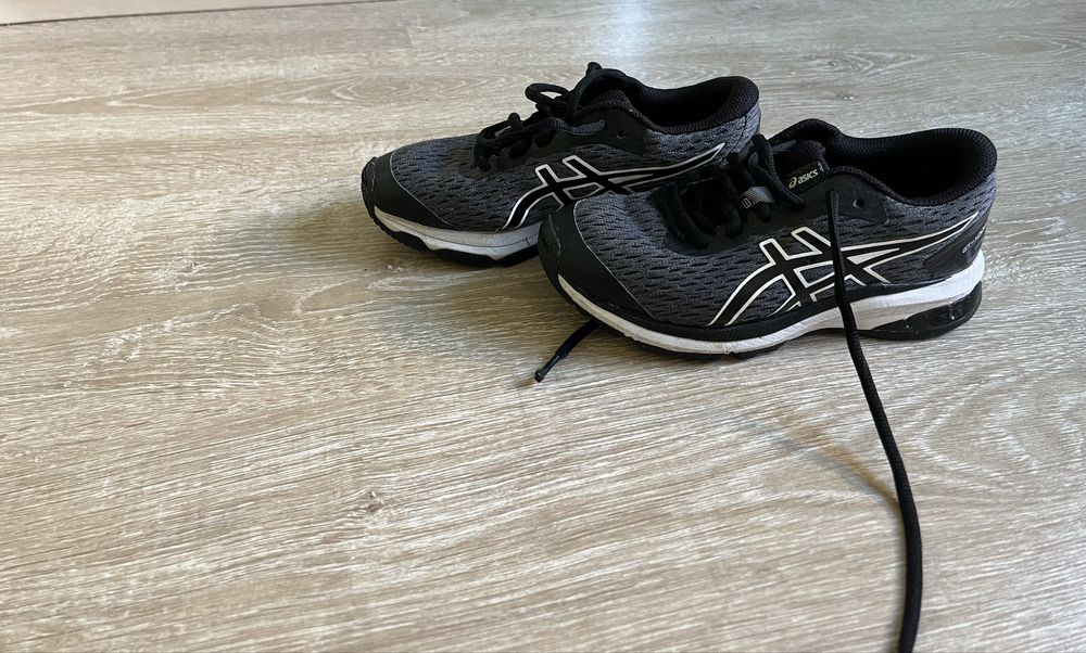 Маратонки за момче Asics