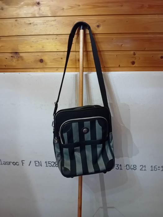 Vând geanta de umăr De Fanai THE WÒRLD