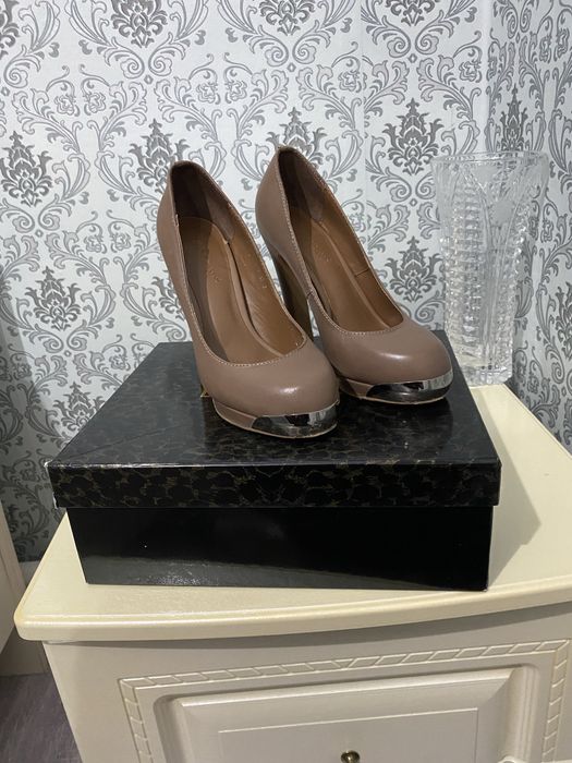 Продам 2 пары туфель