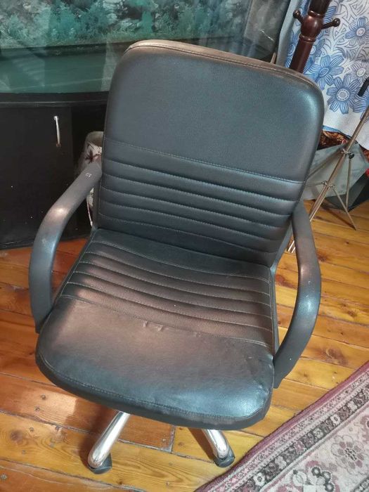 Офисное кресло с колесиками