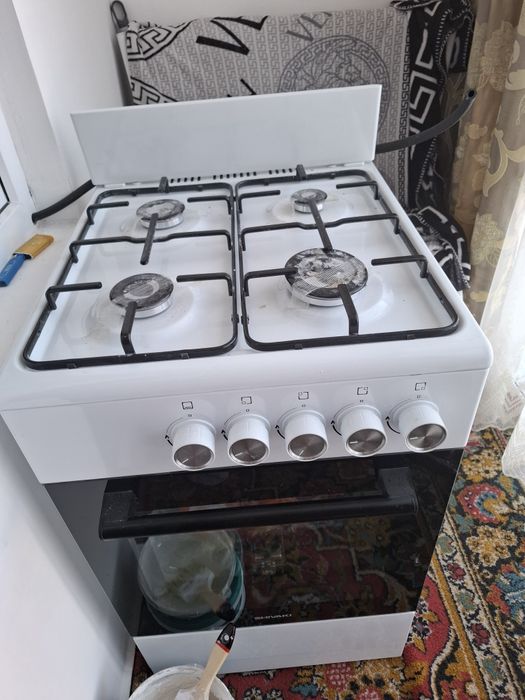 Газовая плита ,четыре комфорки