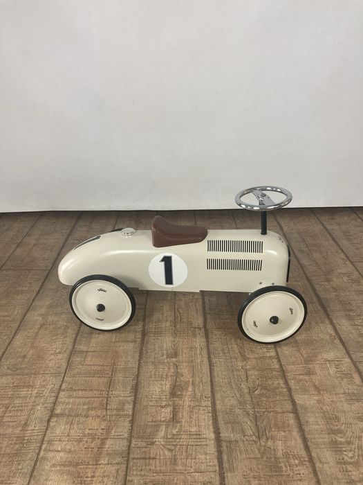 Vilac Masina Metal Alba - Crem - Masina clasica si durabila